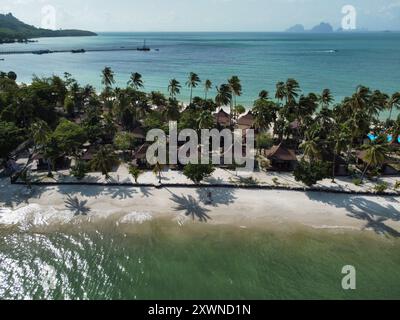 Vista aerea della spiaggia delle Perle a Ko Muk, una penisola di sabbia nel mezzo del mare delle Andamane con sabbia bianca e alberi di cocco Foto Stock