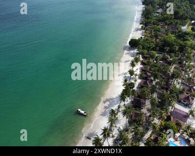 Vista aerea di Pearl Beach a Ko Muk o Koh Mook, un'isola tropicale nel sud della Thailandia Foto Stock