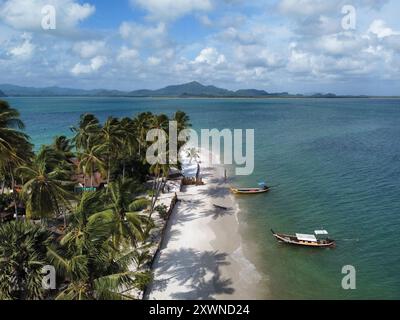 Vista aerea della Pearl Beach a Ko Muk con barche a coda lunga, palme e Trang sullo sfondo Foto Stock