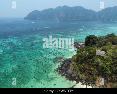 Vista aerea di Koh Phi Phi Don da Long Beach, a Koh Phi Phi Don, con montagne calcaree e barche a coda lunga sullo sfondo Foto Stock