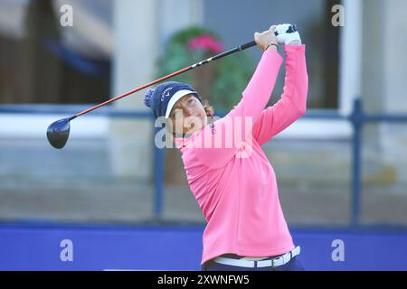 St Andrews, Fife, Scozia, Regno Unito. 20 agosto 2024; Old Course at St Andrews, St Andrews, Fife, Scozia; AIG Womens Open Golf, Practice Day 2; Perrine Delacour of France tira fuori sulla prima buca del vecchio campo, St Andrews Links durante una prova pratica all'AIG Women's Open Credit: Action Plus Sports Images/Alamy Live News Foto Stock