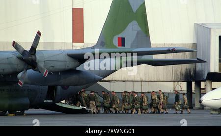 Prima guerra del Golfo: 6 marzo 1991 soldati britannici imbarcati su un Lockheed C-130H Hercules della Royal New Zealand Air Force presso l'Aeroporto Internazionale del Kuwait. Foto Stock