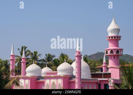 GOA, India - 28 febbraio 2024: La cima dei minareti di Masjid e Noorani. Foto Stock