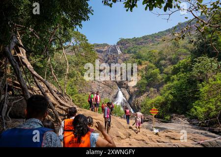 GOA, India - 28 febbraio 2024: I turisti scalano la cascata Dudhsagar. Escursioni Foto Stock