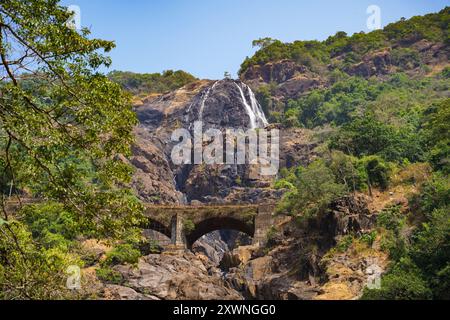 GOA, India - 28 febbraio 2024: Veduta della cascata Dudhsagar. Foto Stock