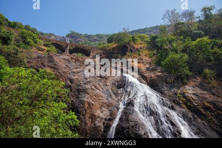 GOA, India - 28 febbraio 2024: La parte inferiore delle cascate Dudhsagar. Foto Stock