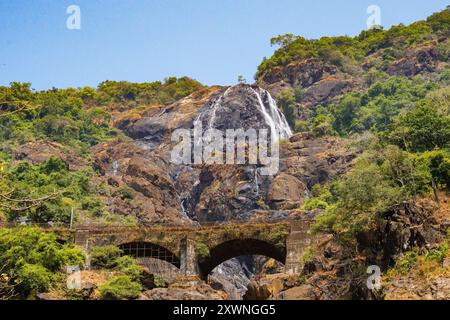 GOA, India - 28 febbraio 2024: Ponte ferroviario e la parte superiore delle cascate di Dudhsagar Foto Stock