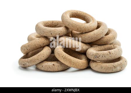 Piccoli bagel integrali isolati su bianco Foto Stock