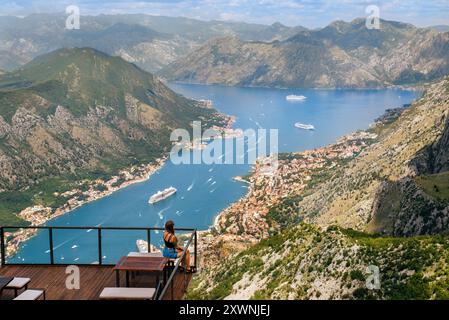 Una donna sola ammira le vedute su Kotor Serpentine Foto Stock