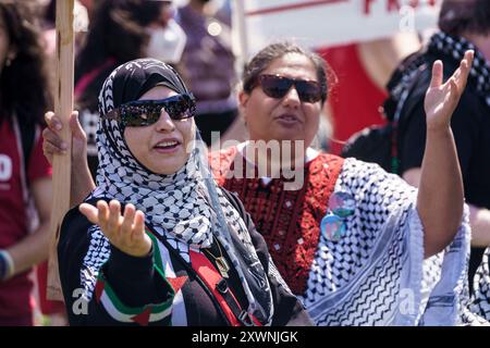 Chicago, Illinois, Stati Uniti. 19 agosto 2024. I manifestanti cantano alla marcia del raduno DNC al Union Park di Chicago (Credit Image: © Chris Riha/ZUMA Press Wire) SOLO PER USO EDITORIALE! Non per USO commerciale! Foto Stock