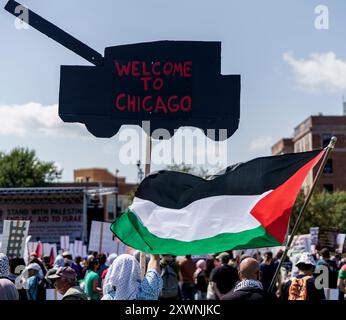 Chicago, Illinois, Stati Uniti. 19 agosto 2024. Un cartello a forma di carro armato recita ''Benvenuti a Chicago'' mentre la bandiera palestinese ondeggia sotto, durante la marcia al raduno DNC a Union Park (immagine di credito: © Chris Riha/ZUMA Press Wire) SOLO PER USO EDITORIALE! Non per USO commerciale! Foto Stock