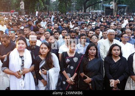 Dhaka, Bangladesh - 20 agosto 2024: Studenti, insegnanti, scrittori, giornalisti e artisti della società hanno tenuto un incontro lutto al Central Shaheed Minar in Foto Stock