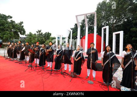 Dhaka, Bangladesh - 20 agosto 2024: Studenti, insegnanti, scrittori, giornalisti e artisti della società hanno tenuto un incontro lutto al Central Shaheed Minar in Foto Stock