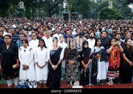 Dhaka, Bangladesh - 20 agosto 2024: Studenti, insegnanti, scrittori, giornalisti e artisti della società hanno tenuto un incontro lutto al Central Shaheed Minar in Foto Stock