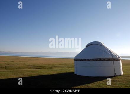 Un campo di yurta turistico sul lago Son kul in Kirghizistan Foto Stock