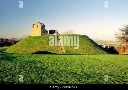 Rovine del XIII secolo il castello di Clough su la motte della precedente Norman motte e bailey castello. La contea di Down, Irlanda del Nord Foto Stock