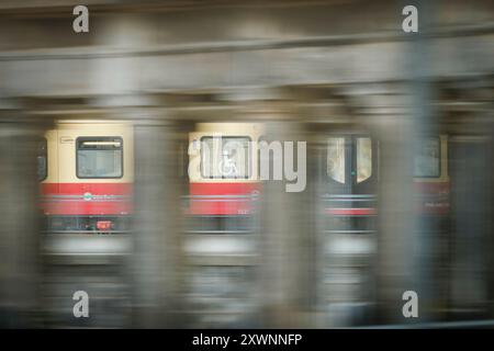 Berlino, Germania. 15 agosto 2024. Foto simbolica sul tema dell'accessibilità nei trasporti pubblici. Un treno leggero attraversa Berlino il 15 agosto 2024. Credito: dpa/Alamy Live News Foto Stock