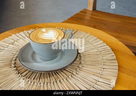 Caffe' latte con decorazione a forma di cuore di schiuma su un tavolo Foto Stock