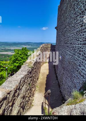 Il castello di Chojnik è un castello situato sopra la città di Sobieszów, oggi parte di Jelenia Góra nel sud-ovest della Polonia. I suoi resti si trovano in cima al Cho Foto Stock