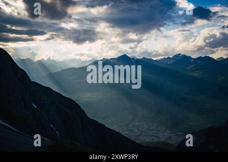 Raggi di sole sulle vette delle Alpi svizzere, Scuol, Engiadina bassa, Grigioni, Svizzera Foto Stock