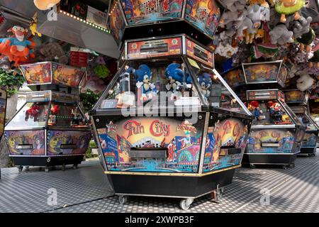 Spintore a gettoni con animazioni appariscenti, spettacolari effetti di luce e premi in una fiera di divertimento Foto Stock