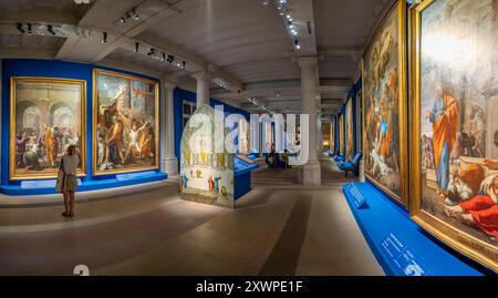 Parigi, Francia - 07 20 2024: Fabbrica Gobelins, grandi decorazioni restaurate di Notre Dame. Vista all'interno della fabbrica di Gobelins durante l'esposizione Foto Stock