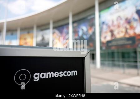 DAS Logo der Gamescom im Eingangsbereich der Gamescom 2024 a Köln. Morgen eröffnet Europas führende Messe für digitales Gaming a Köln ihre Tore. Erstmals werden über 1400 Aussteller zu der Video- und Computerspielmesse erwartet. Themenbild, Symbolbild Köln, 20.08.2024 NRW Deutschland *** il logo Gamescom nell'area di ingresso del Gamescom 2024 di Colonia la fiera leader in Europa per il gioco digitale apre le porte a Colonia domani per la prima volta, oltre 1.400 espositori sono attesi alla fiera dei videogiochi e dei videogiochi Theme image, Symbolic image Cologne, 20 08 2024 NRW Germany Co Foto Stock