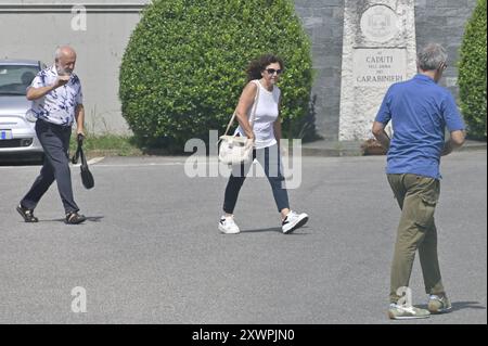 Bergamo, Italia. 20 agosto 2024. Omicidio di Sharon Verzeni, i genitori in caserma dai carabinieri. Bergamo, Cronaca, 20 agosto, 2024 (Tiziano Manzoni/LaPresse)omicidio di Sharon Verzeni, genitori alla stazione di polizia. Bergamo, Chronicle, 20 agosto 2024 (Tiziano Manzoni/LaPresse) crediti: LaPresse/Alamy Live News Foto Stock