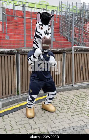 Unterhaching, Deutschland. 20 agosto 2024. DAS Maskottchen von Juventus Torino. FC Bayern Muenchen Frauen vs. Juventus Turin, Fussball, Frauen, Testspiel, Saison 2024/2025, 20.08.2024. (LE NORMATIVE DFL DFB VIETANO QUALSIASI USO DI FOTOGRAFIE COME SEQUENZE DI IMMAGINI E/O QUASI-VIDEO). Foto: Eibner Pressefoto/Heike Feiner credito: dpa/Alamy Live News Foto Stock