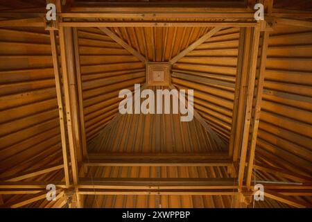 struttura a capriata del soffitto in legno in una casa tradizionale Foto Stock