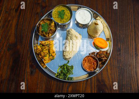 Pasto nepalese di Daal Bhaat Tarkari Thakali Thali carne riso verdure e pasto dhido sottaceti cena o pranzo Foto Stock