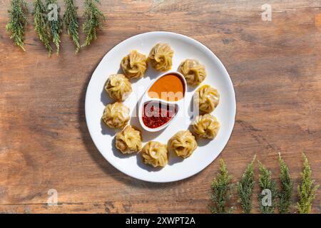 Polpette di carne di verdure di pollo di Momo tifani nepalesi con salsa di mostarde Foto Stock