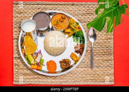 Pasto nepalese di Daal Bhaat Tarkari Thakali Thali carne riso verdure e pasto dhido sottaceti cena o pranzo Foto Stock