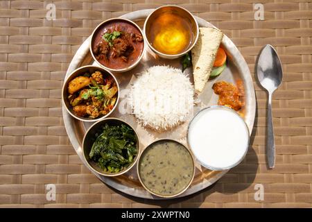 Pasto nepalese di Daal Bhaat Tarkari Thakali Thali carne riso verdure e pasto dhido sottaceti cena o pranzo Foto Stock