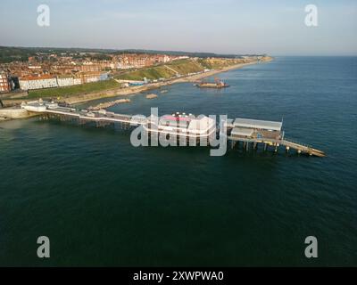 Veduta di Cromer Pier da un drone, Cromer, Norfolk, Regno Unito, 19 luglio 2024 Foto Stock