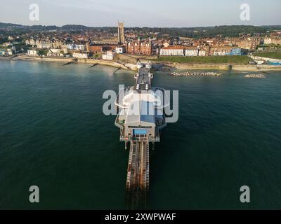 Veduta di Cromer Pier da un drone, Cromer, Norfolk, Regno Unito, 19 luglio 2024 Foto Stock