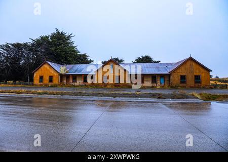 Edifici abbandonati sulla strada per Fire Land a San Gregorio, Cile Foto Stock