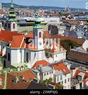 Vista panoramica dall'ex torre falciante (ora Casa del mare) sulla chiesa Mariahilf a Vienna, Austria Foto Stock