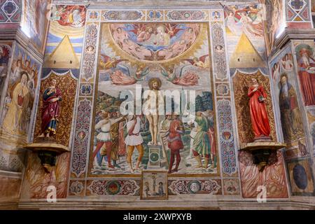 Martirio di San Sebastiano, Martirio di San Sebastiano, affresco di Benozzo Gozzoli, interno con affreschi della Collegiata di Santa Maria Assunta Foto Stock