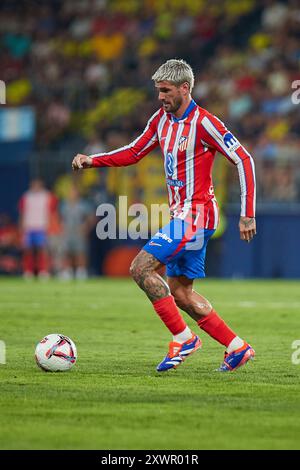 Villarreal, Spagna. 20 agosto 2024. VILLARREAL, SPAGNA - 19 AGOSTO: Rodrigo de Paul centrocampo centrale dell'Atletico de Madrid corre con la palla durante la partita LaLiga EA Sports tra Villarreal CF e Club Atletico de Madrid allo Stadio la ceramica il 19 agosto 2024 a Villarreal, Spagna. (Foto di Jose Torres/Photo Players Images/Magara Press) credito: Magara Press SL/Alamy Live News Foto Stock