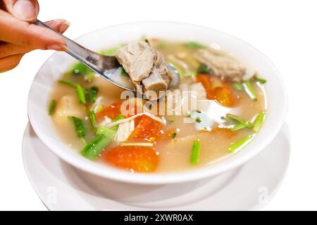 Tagliata di costolette di maiale tailandese zuppa piccante su isolata bianca. Foto Stock