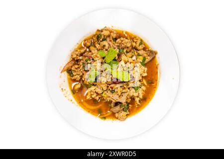 Tagliata di costolette di maiale tailandese zuppa piccante su isolata bianca. Foto Stock