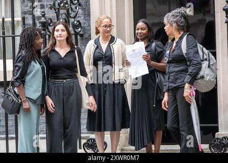 Londra, Regno Unito. 20 agosto 2024. 65 organizzazioni del terzo settore portano una lettera al 10 di Downing Street chiedendo una risposta urgente da parte del governo per affrontare le cause alla radice dei presunti disordini di estrema destra. Nelle liste delle richieste al primo Ministro, le organizzazioni invitano il governo ad agire 12 richieste come parte di una risposta di salvaguardia alle minacce percepite per le comunità nere e migranti sono sotto gli scontri. Crediti: Ian Davidson/Alamy Live News Foto Stock