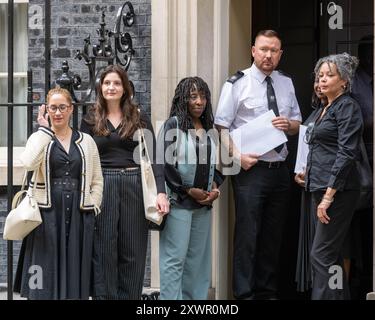 Londra, Regno Unito. 20 agosto 2024. 65 organizzazioni del terzo settore portano una lettera al 10 di Downing Street chiedendo una risposta urgente da parte del governo per affrontare le cause alla radice dei presunti disordini di estrema destra. Nelle liste delle richieste al primo Ministro, le organizzazioni invitano il governo ad agire 12 richieste come parte di una risposta di salvaguardia alle minacce percepite per le comunità nere e migranti sono sotto gli scontri. Crediti: Ian Davidson/Alamy Live News Foto Stock