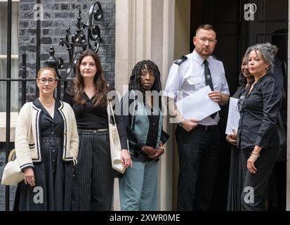 Londra, Regno Unito. 20 agosto 2024. 65 organizzazioni del terzo settore portano una lettera al 10 di Downing Street chiedendo una risposta urgente da parte del governo per affrontare le cause alla radice dei presunti disordini di estrema destra. Nelle liste delle richieste al primo Ministro, le organizzazioni invitano il governo ad agire 12 richieste come parte di una risposta di salvaguardia alle minacce percepite per le comunità nere e migranti sono sotto gli scontri. Crediti: Ian Davidson/Alamy Live News Foto Stock