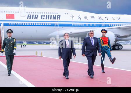 Mosca, Russia. 20 agosto 2024. Il Premier cinese li Qiang, accompagnato da alti funzionari governativi russi, esamina la guardia d'onore durante una grande cerimonia di benvenuto all'aeroporto Vnukovo di Mosca, Russia, 20 agosto 2024. Li è arrivato qui martedì per tenere il 29° incontro regolare tra i capi di governo cinesi e russi e visitare la Russia su invito del primo ministro russo Mikhail Mishustin. Crediti: Liu Bin/Xinhua/Alamy Live News Foto Stock