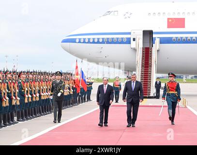 Mosca, Russia. 20 agosto 2024. Il Premier cinese li Qiang, accompagnato da alti funzionari governativi russi, esamina la guardia d'onore durante una grande cerimonia di benvenuto all'aeroporto Vnukovo di Mosca, Russia, 20 agosto 2024. Li è arrivato qui martedì per tenere il 29° incontro regolare tra i capi di governo cinesi e russi e visitare la Russia su invito del primo ministro russo Mikhail Mishustin. Crediti: Rao Aimin/Xinhua/Alamy Live News Foto Stock