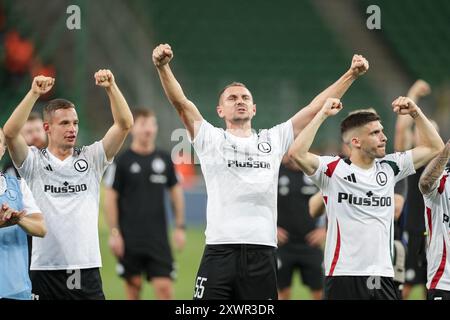 Kacper Chodyna (L), Artur Jedrzejczyk (C) e Ruben Vinagre di Legia Warszawa (R) visti durante la partita di UEFA Conference League 2024/2025 tra Legia Warszawa - Brondby IF allo stadio municipale Marshall Jozef Pilsudskis di Legia Varsavia. Punteggio finale; Legia Warszawa 1:1 Brondby IF. Foto Stock