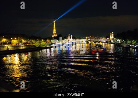 Parigi di notte sulla Senna Foto Stock