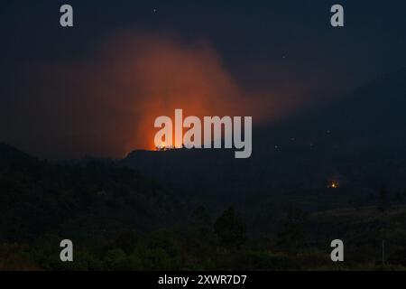 Garut, Giava Occidentale, Indonesia. 20 agosto 2024. Un incendio nella foresta che brucia vicino al Monte Guntur. L'incendio sta bruciando da ieri, 19 agosto 2024, sedici ettari di vegetazione bassa e foreste sono stati bruciati. (Credit Image: © Algi February Sugita/ZUMA Press Wire) SOLO PER USO EDITORIALE! Non per USO commerciale! Foto Stock